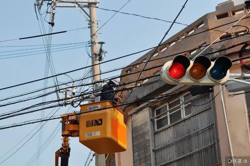電力電纜的內(nèi)屏蔽層與外屏蔽層各在什么部位？采用什么材料？有何作用？